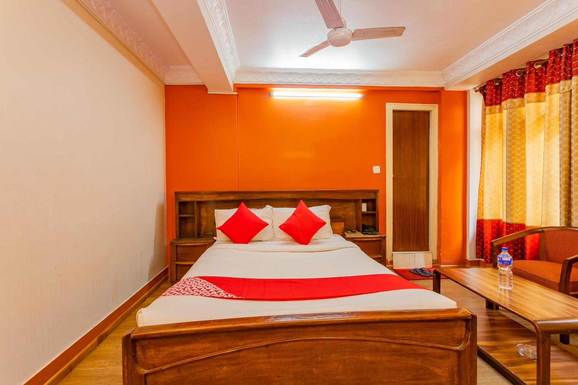 Oyo 795 Hotel Holiday Inn Katmandu Zewnętrze zdjęcie